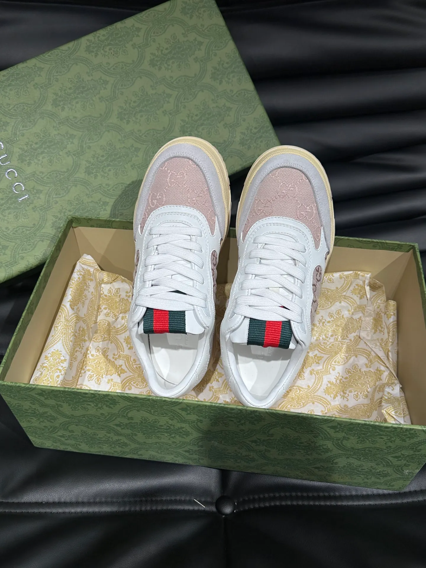 p480 Men's Men's Shoes Gucc*Gucci Re-Web series👫Couple's webbed leather sneakers, as the first sneakers created by Sabato De Sarno for Gucci, the Re-Web series reinterprets the brand's classic stripes, and sets off the modern silhouette design with bold and unique details. This shoe is crafted from iconic classic GG canvas and white leather. This new sneaker is ingeniously decorated with many of the brand's classic details, and is equipped with a bright red and green webbing tongue, which will make people fall in love at first sight. Yuan Size: Female 35-40 Male 39-44 (can be customized to 45, 46